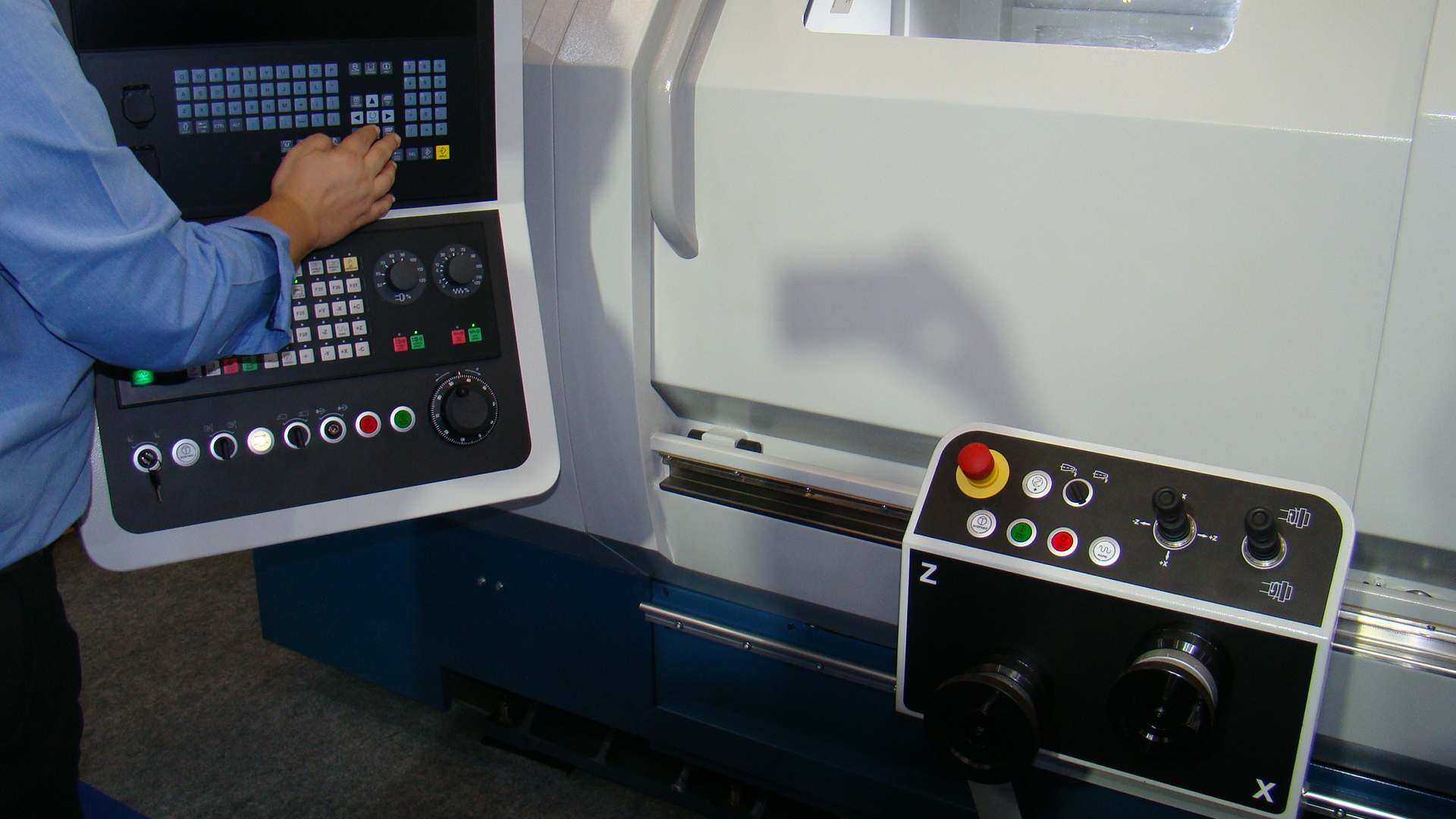 The Romi Centur 35 toolroom, or teaching, lathe enables CNC and manual operation.