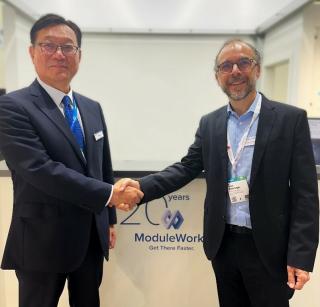 Wonjong Kim, CEO of DN Solutions (left) and Dr. Yavuz Murtezaoglu, Founder and Managing Director of ModuleWorks (right) agree on the partnership