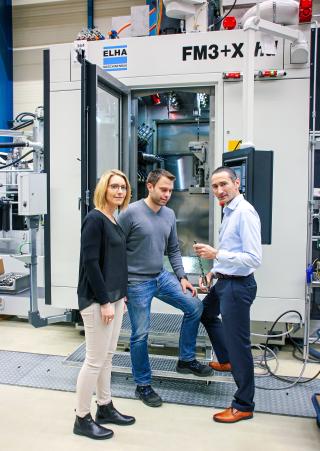 Carina Becker, Jörg Rodehutskors and Alexander Wiesner in front of an FM3+X hd production module.