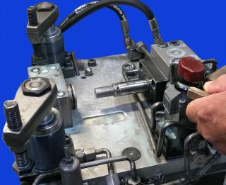 Compact fixturing with hydraulic swing clamps & block cylinders 