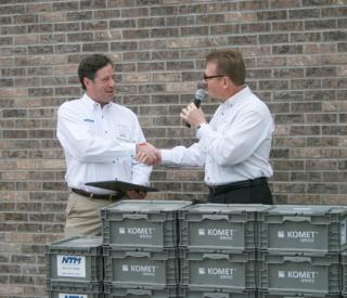 Tom Whennen (right), manager of KOMET SERVICE North America, hands the official KOMET SERVICE Partner plaque to Pat Mullins, President and CEO of NTM, Inc, thus marking the official opening of NTM, Inc as a KOMET SERVICE Partner.