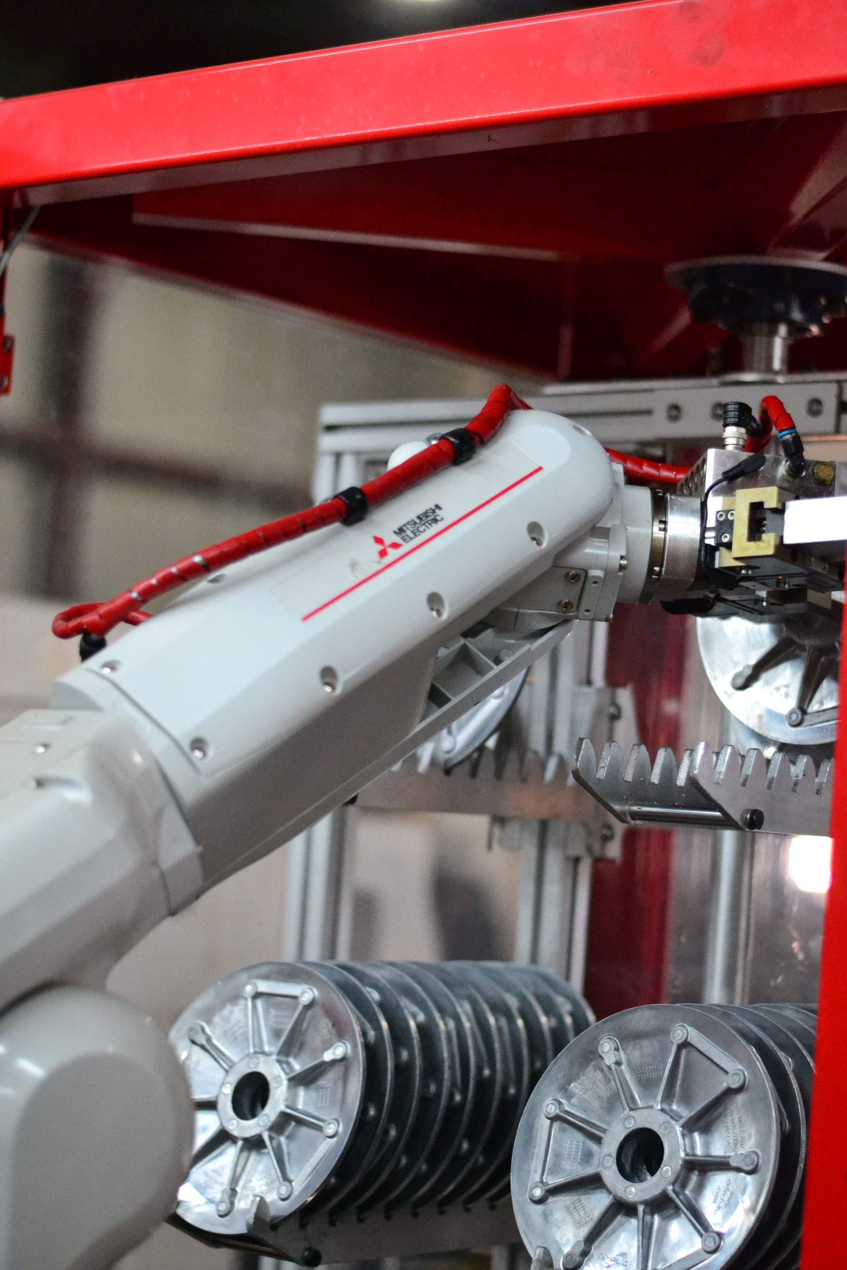 Mitsubishi Electric robot handling a workpiece