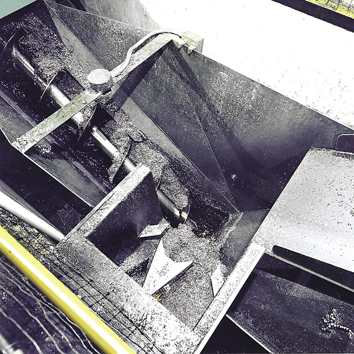 An in-floor harpoon conveyor automatically feeds a screw conveyor. Image courtesy PRAB. An in-floor harpoon conveyor automatically feeds a screw conveyor. Image courtesy PRAB.
