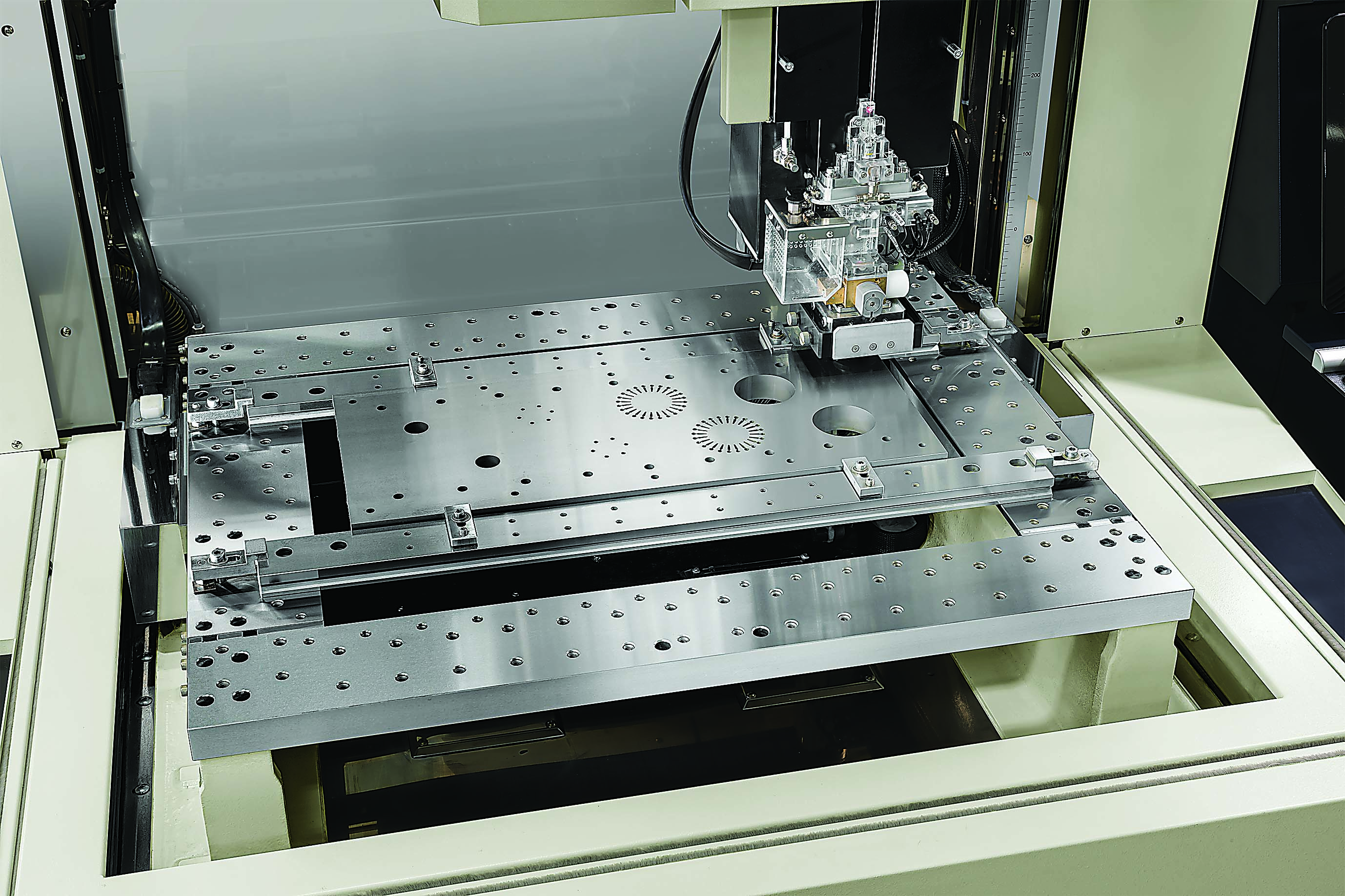 Makino's UP6 Heat wire EDM boasts 1μm precision across its entire 25.6