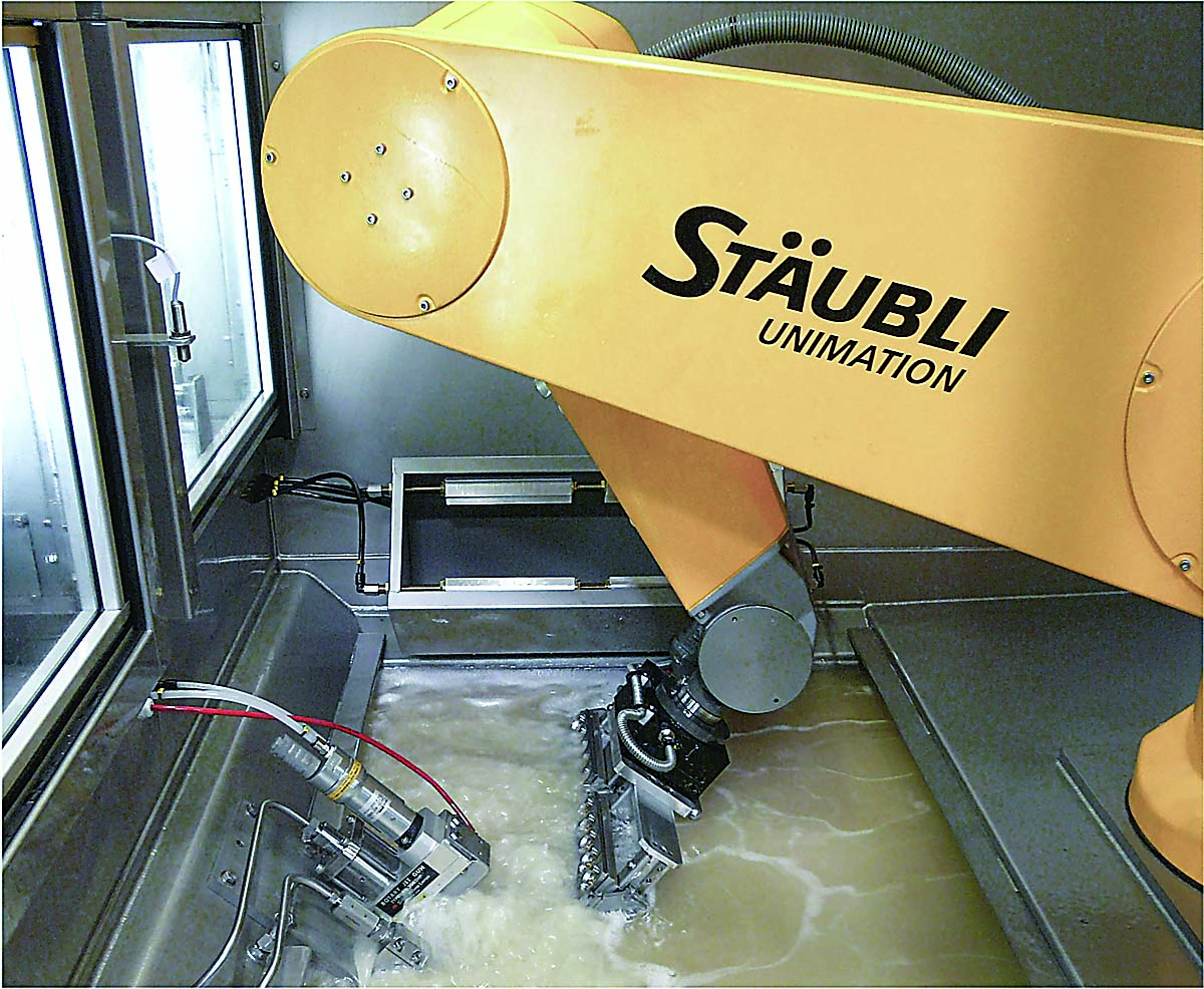 Robots enable various processes, such as deburring, spray cleaning and dip cleaning, as well as drying. Photo credit: Stäubli International AG