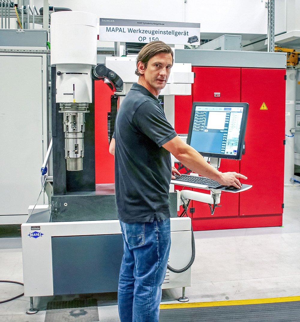 Successfully machining truck engine cylinder bores requires teamwork image
