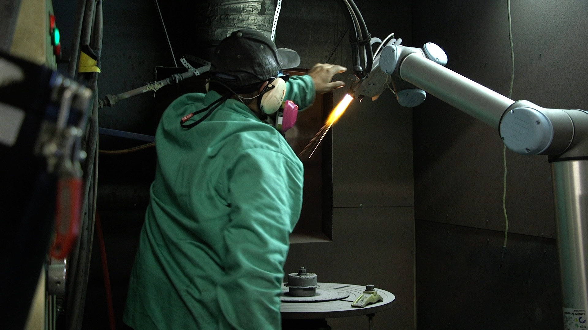 Maintenance-free cobots operate continuously in harsh environment image