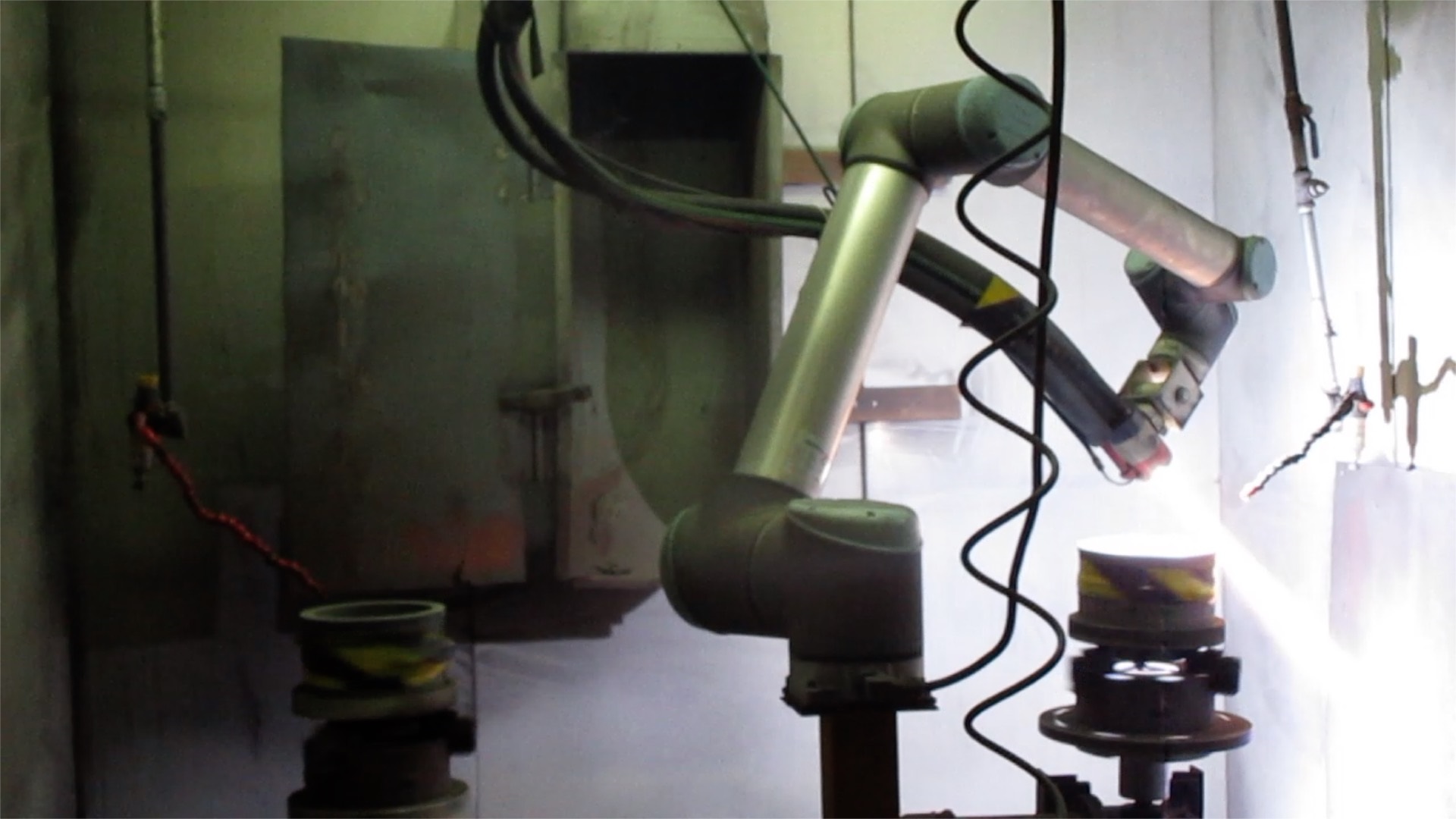 Maintenance-free cobots operate continuously in harsh environment image
