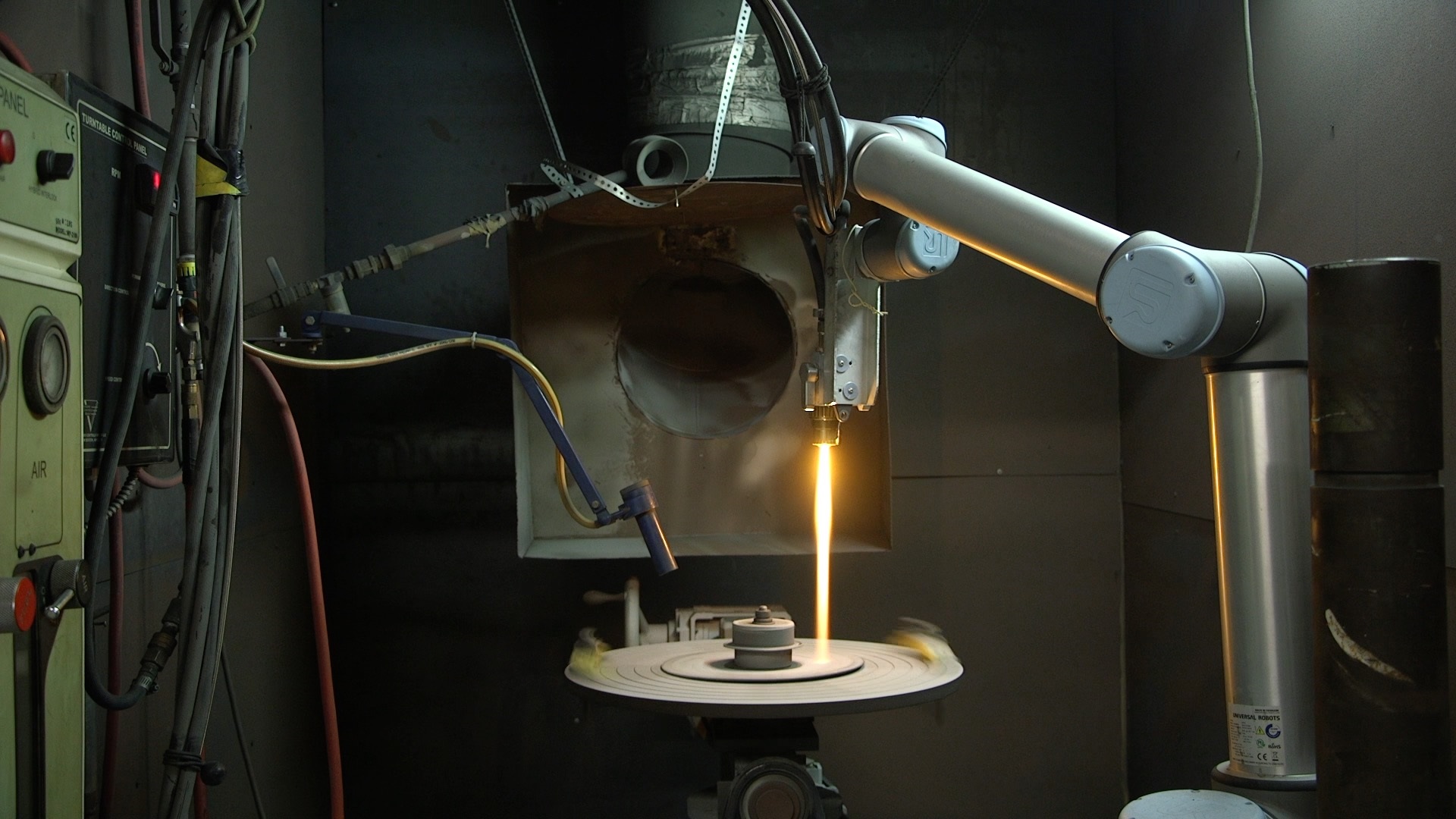 Maintenance-free cobots operate continuously in harsh environment image