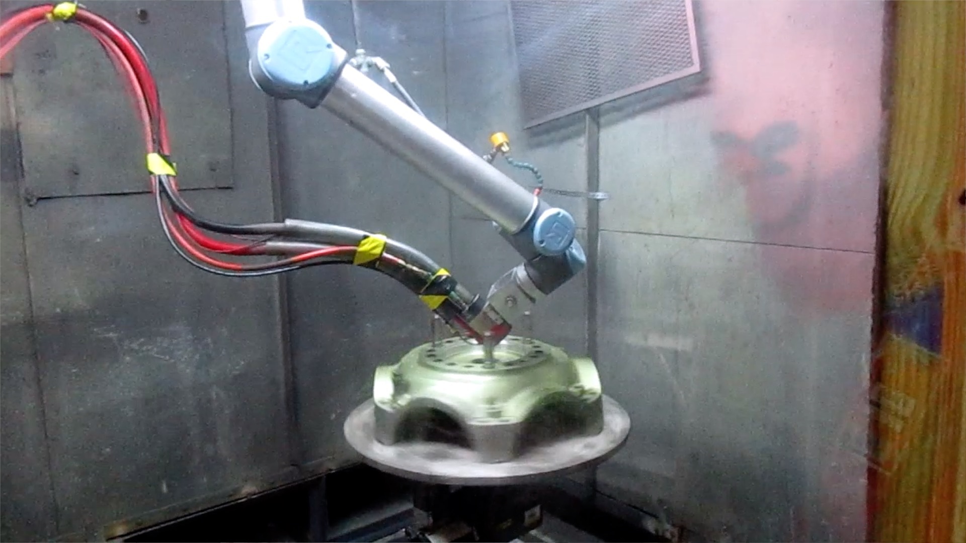 Maintenance-free cobots operate continuously in harsh environment image