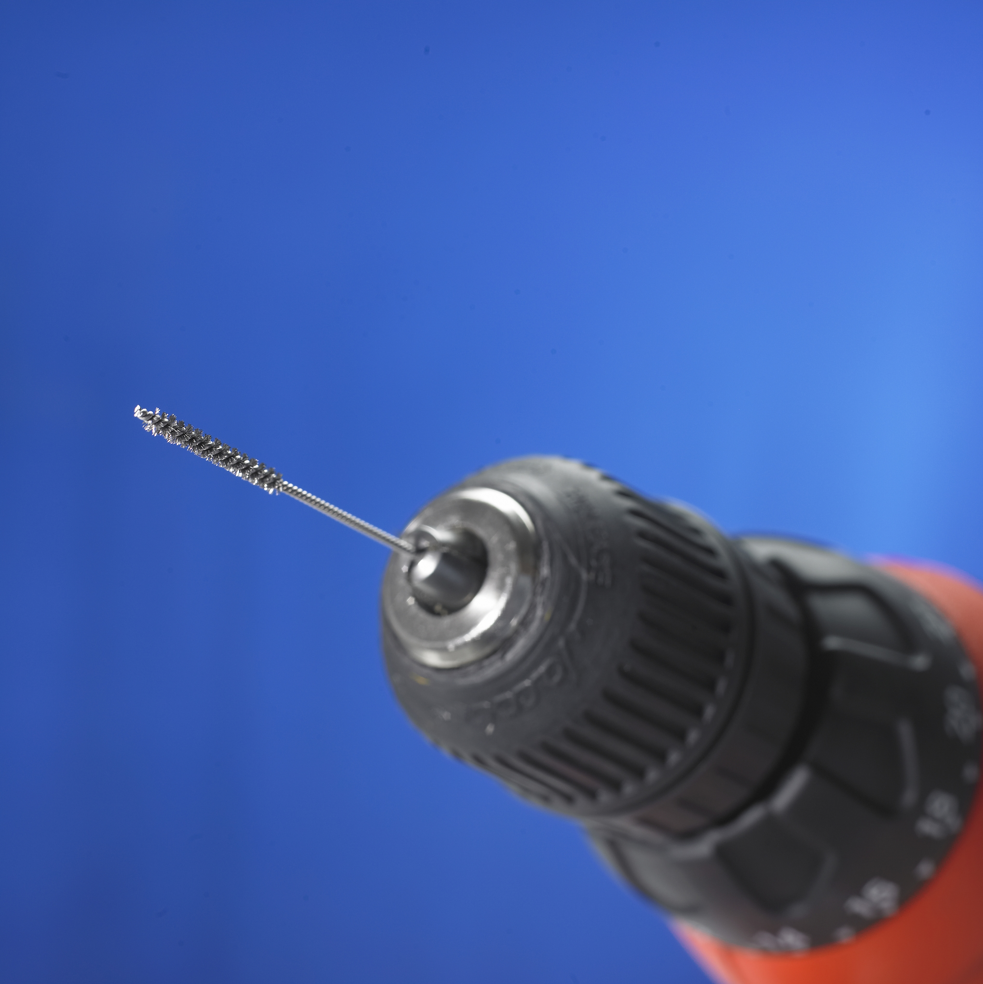 Removing microburrs from small-diameter internal and external threads image