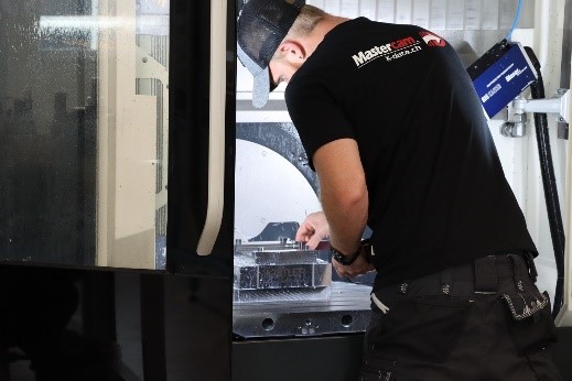 Controlling the quality of the boring and milling process image