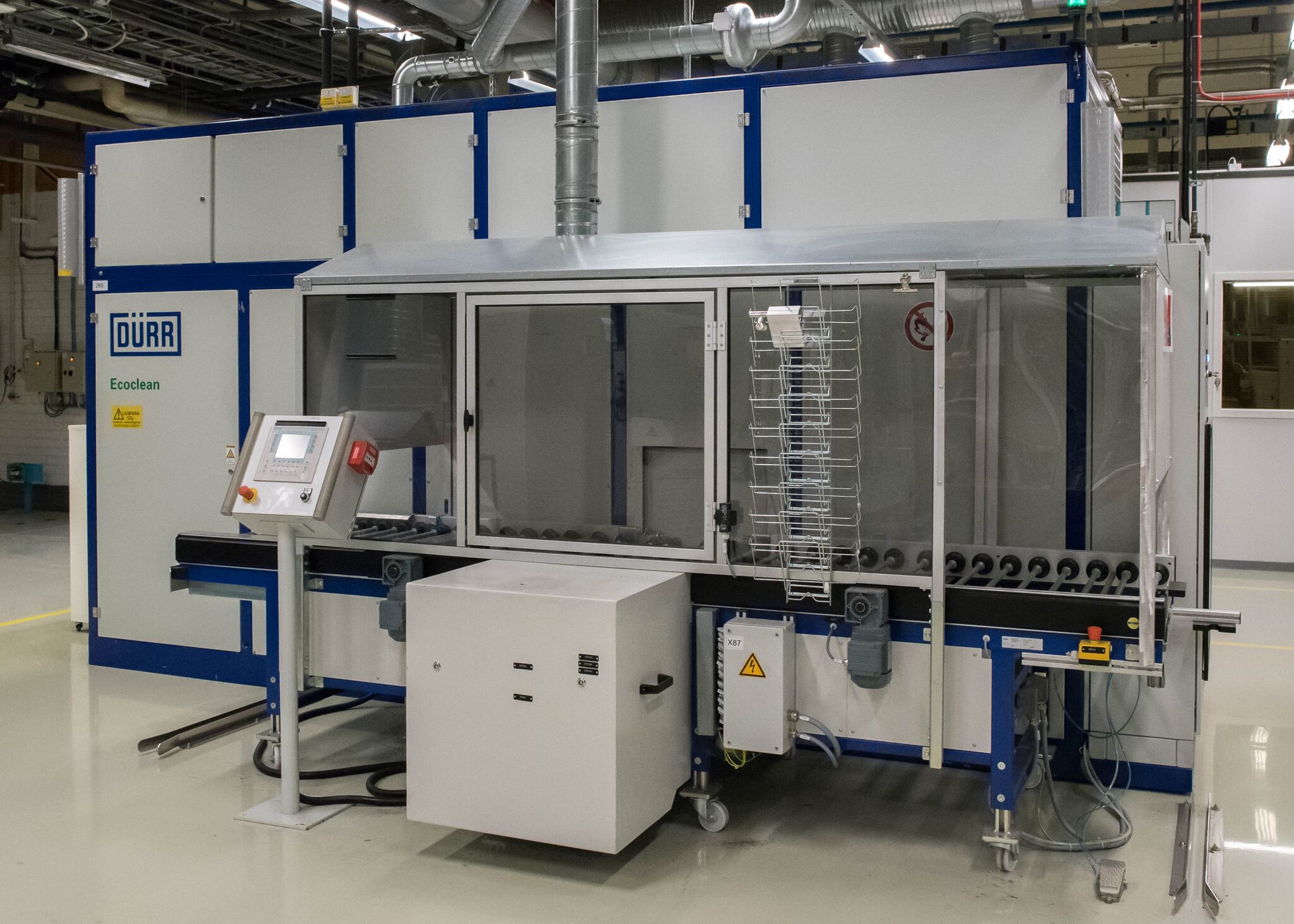 Ultrafine parts cleaning system with robotized loading image
