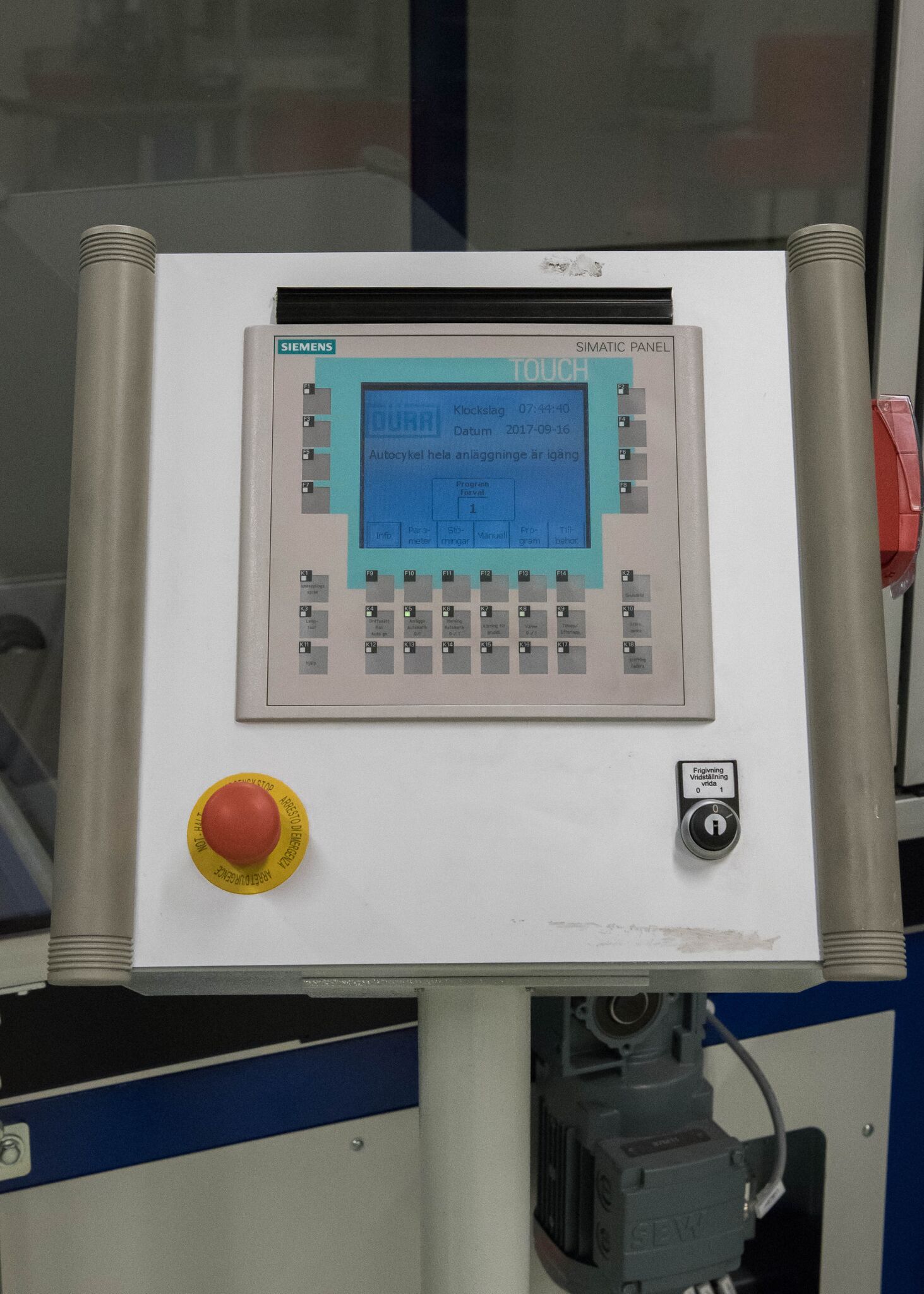 Ultrafine parts cleaning system with robotized loading image