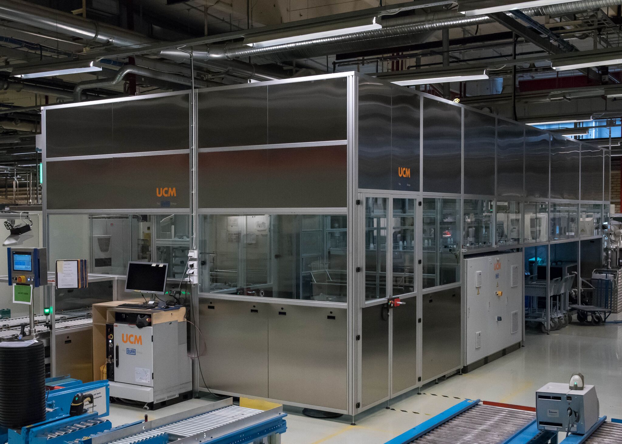 Ultrafine parts cleaning system with robotized loading image