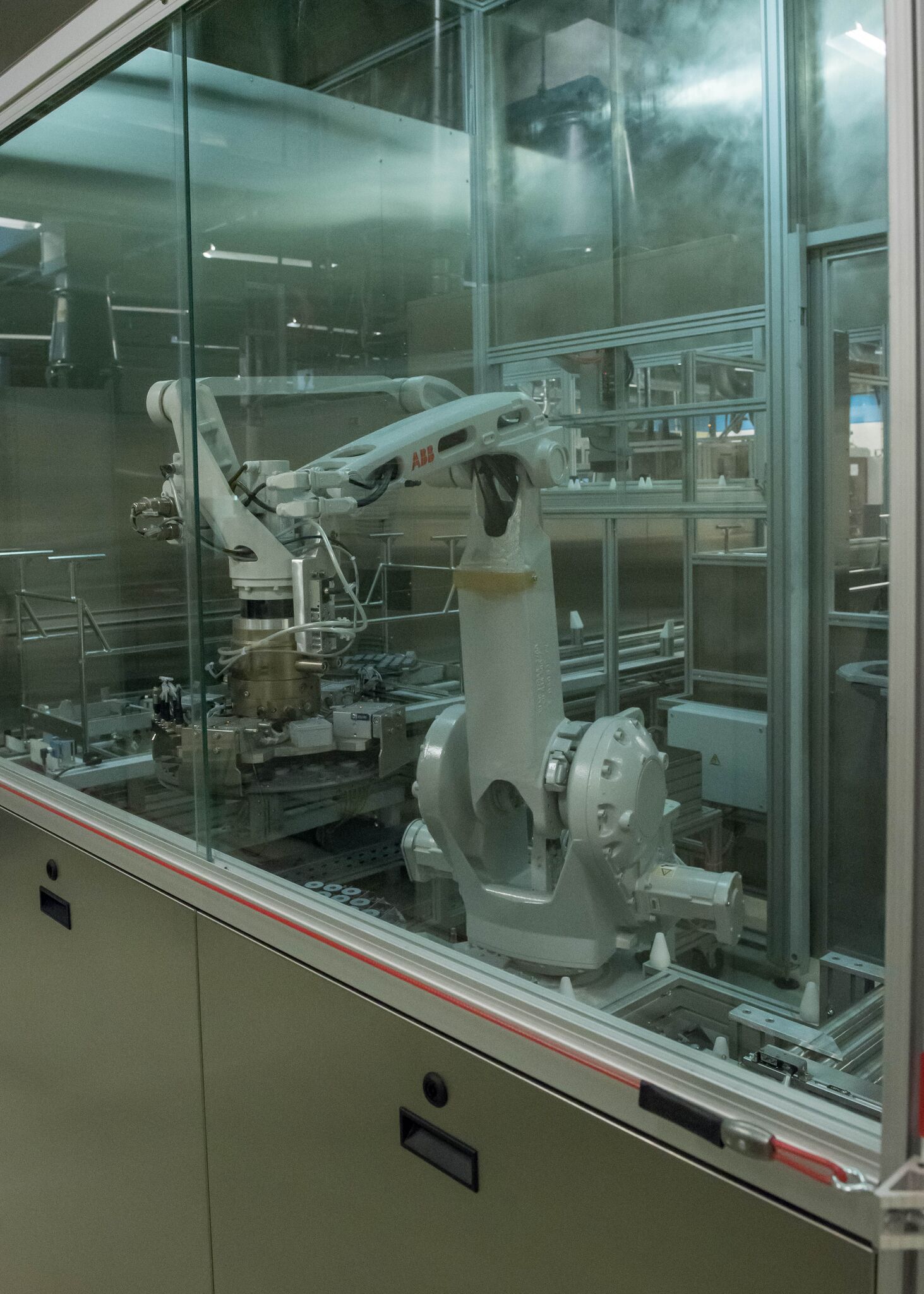 Ultrafine parts cleaning system with robotized loading image