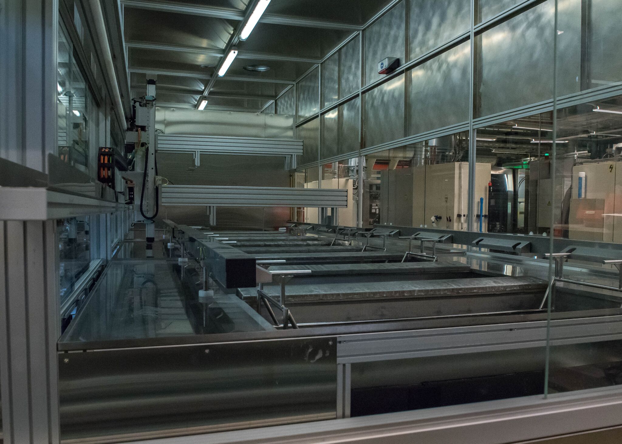 Ultrafine parts cleaning system with robotized loading image
