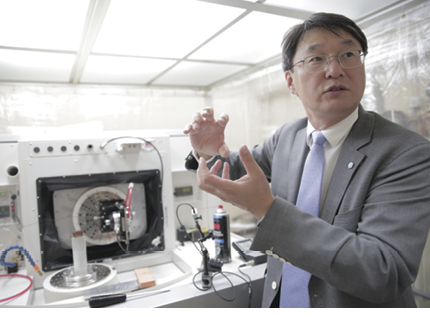 Sangkee Min, University of Wisconsin-Madison College of Engineering assistant professor, with the FANUC ROBONANO α-0iB. Image courtesy University of Wisconsin-Madison. Sangkee Min, University of Wisconsin-Madison College of Engineering assistant professor, with the FANUC ROBONANO α-0iB. Image courtesy University of Wisconsin-Madison.