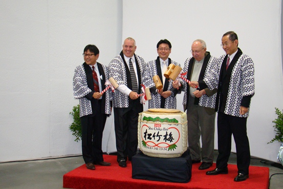 Performing the traditional Kagami-Biraki ceremony are (left to right): Hiroshi Kirihara, President, Shigiya (USA) Ltd.; Tom Goin, President, Heartland Machinery & Engineering; Norikazu Shigitani, President and CEO, Shigiya Machinery Works Ltd.; Al Larson, President, Village of Schaumburg; and Masaharu Yoshida, Consul General of Japan at Chicago.