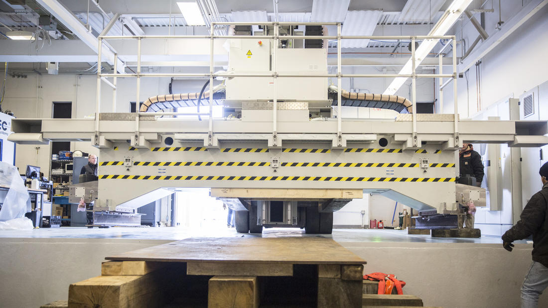 CCAT installs 20-ft, 135,000-pound Zimmermann machine image