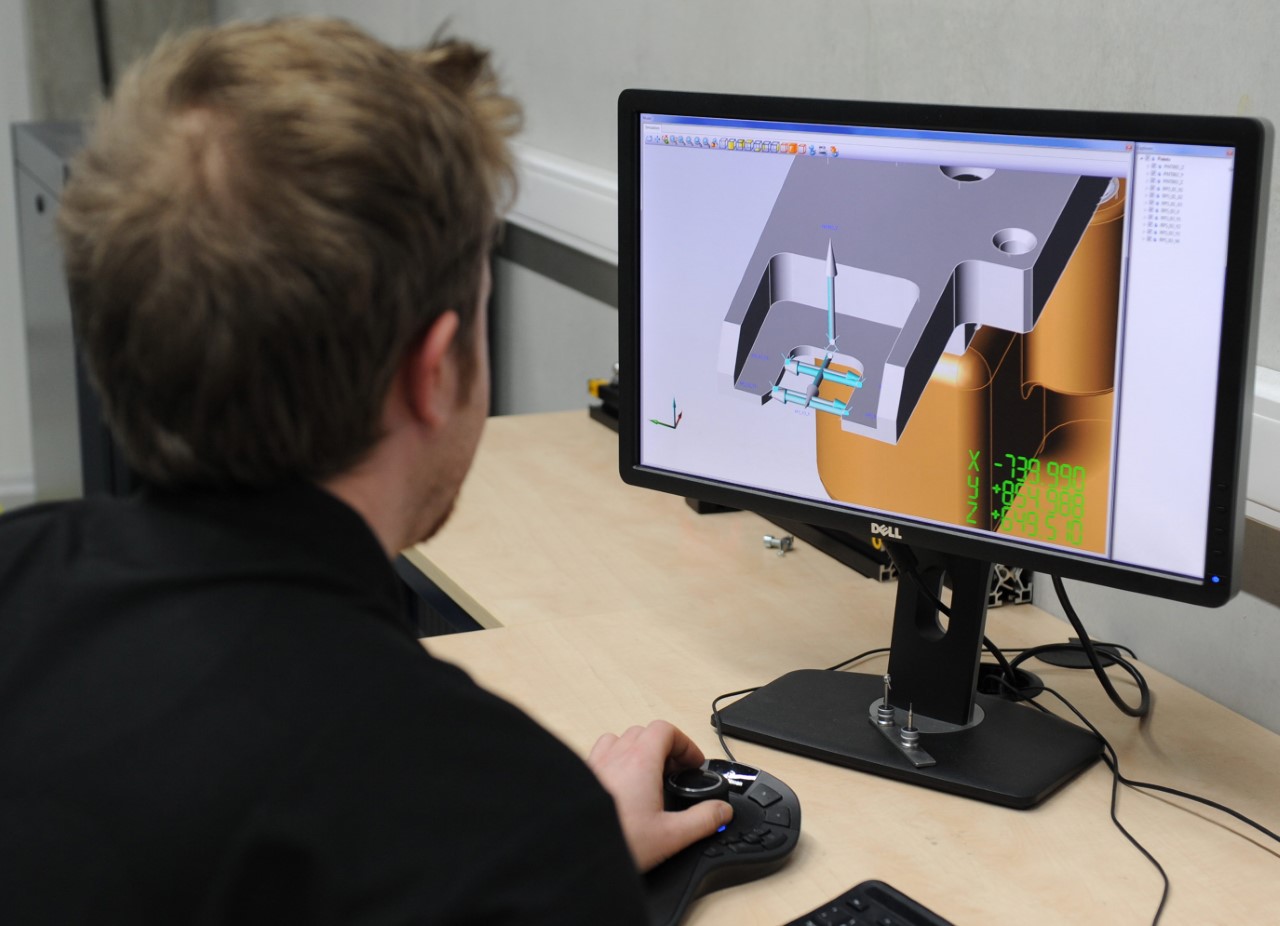 Horizontal-arm CMM inspects next-generation automotive fixtures image