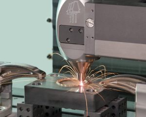 Laser cladding head for hybrid machines
