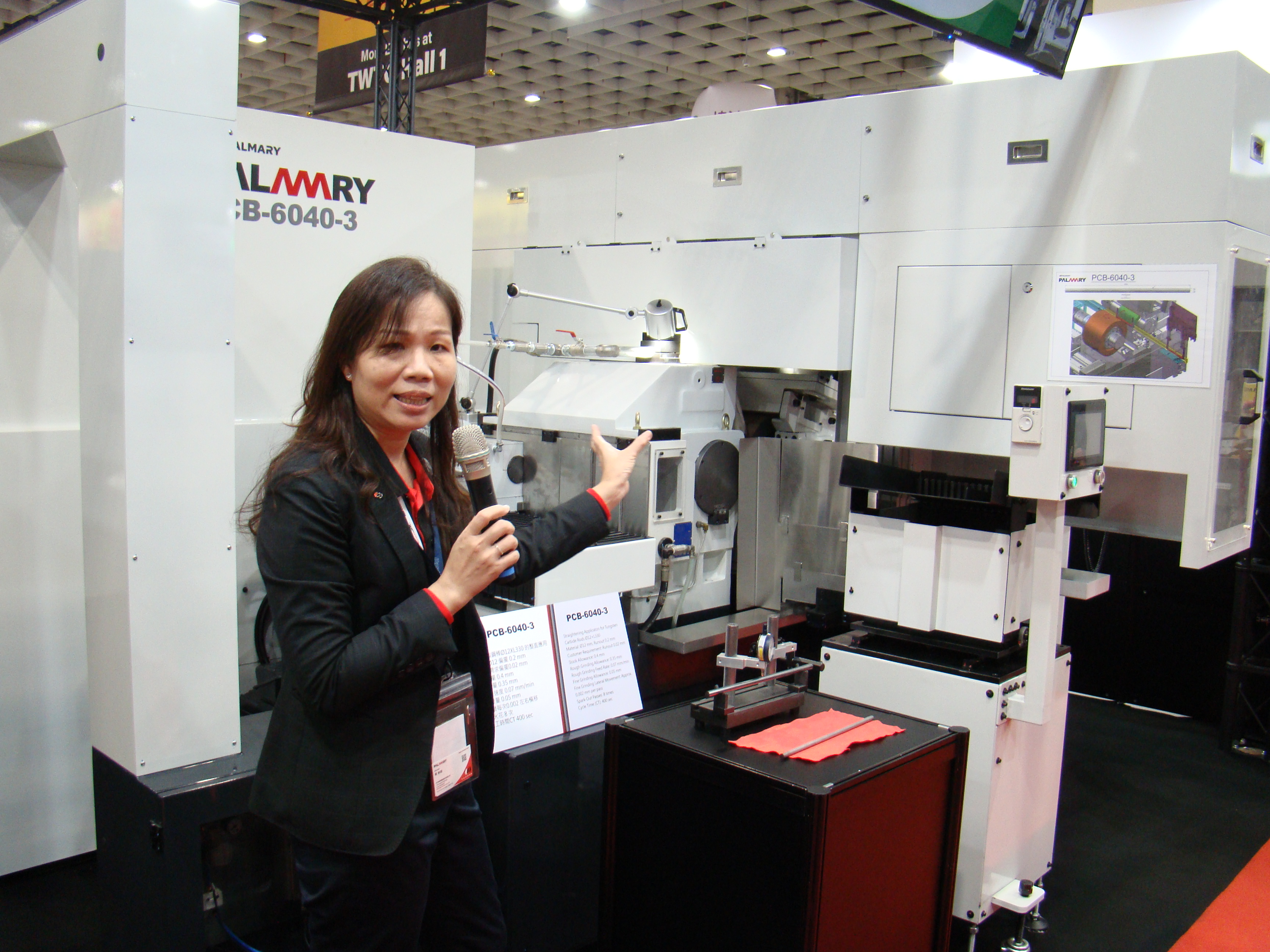 Elyn Huang presenting the Palmary PCB-6040-3 centerless grinder