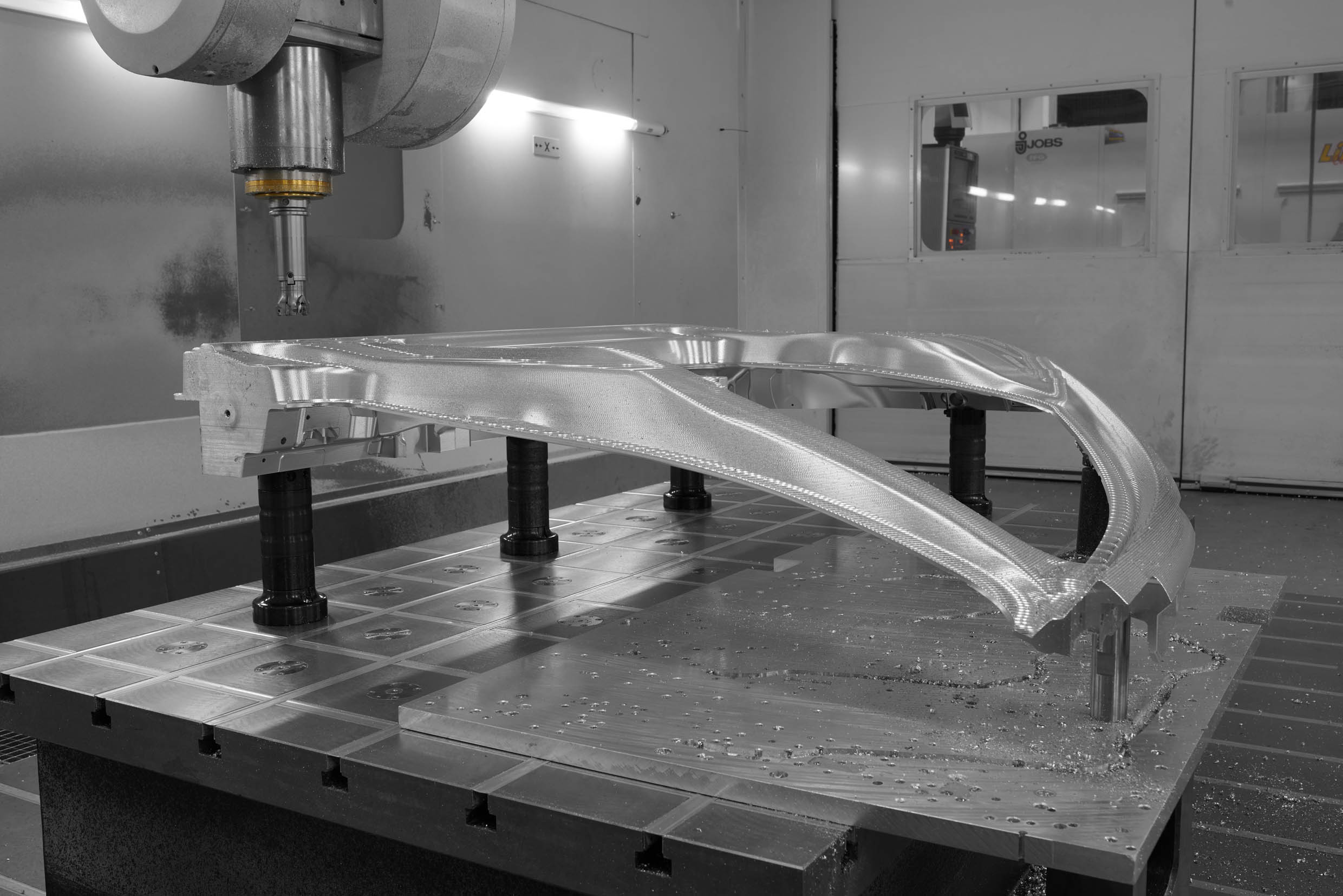 With the intelligent zero-point clamping technology from AMF, further aspects that go beyond the clamping plate can be accomplished, too. This means that the roof element can be securely clamped for five-sided machining.